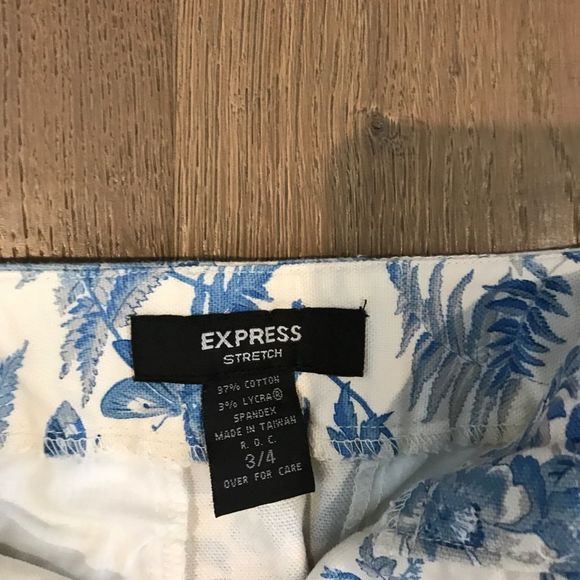 💜Host Pick💜Express Stretch Floral Skirt 💜 - Picture 2 of 3